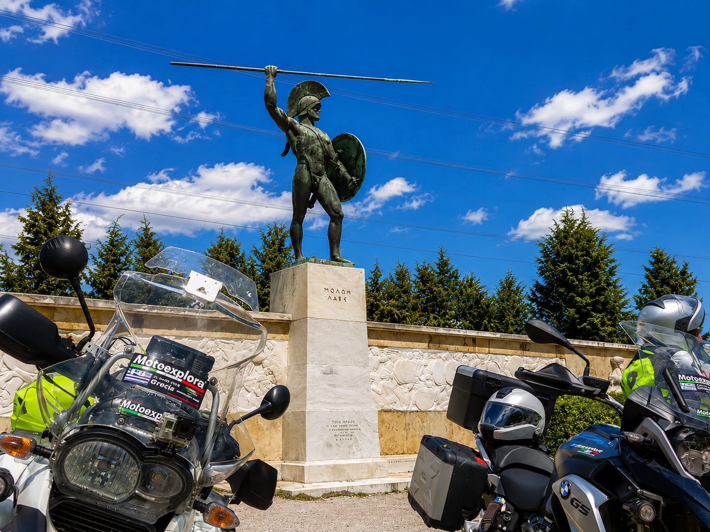 Il monumento a Leonida, "Molon labe"