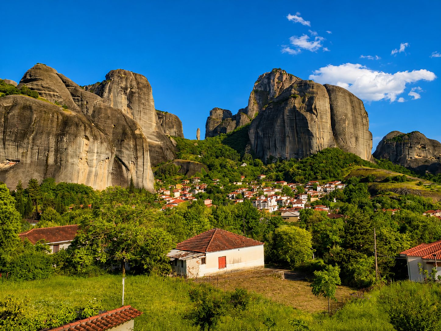 Il villaggio ai piedi delle rocce sospese