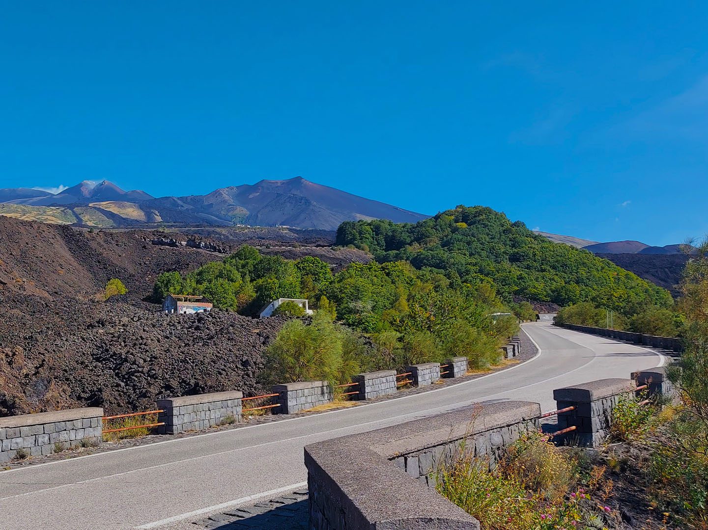 The road that climbs on the volcano